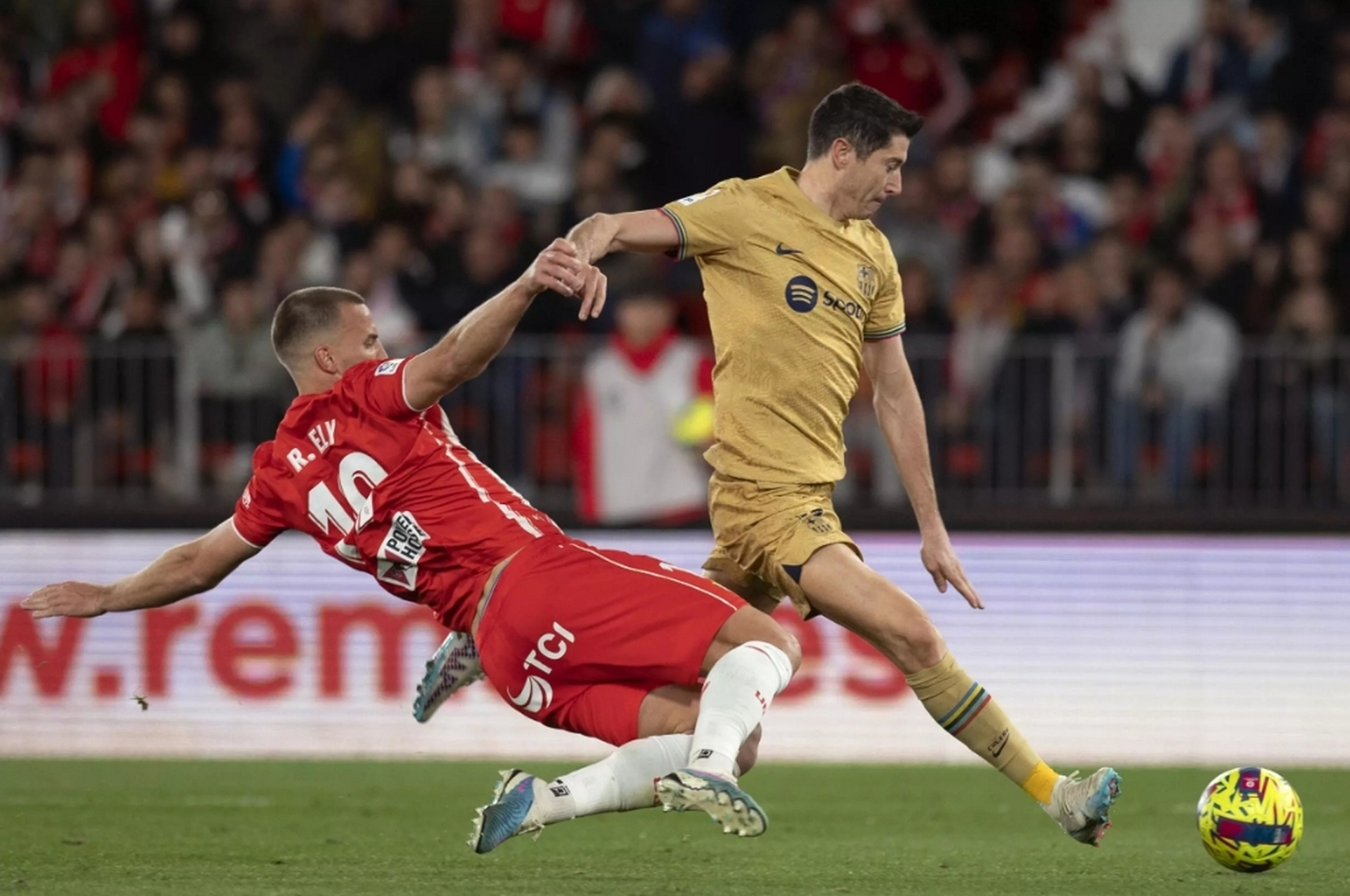 包含莱万多夫斯基在曼联比赛中赛况扑朔迷离，惊险取胜引发热议！的词条